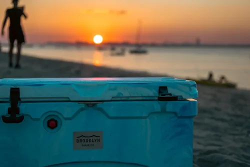 Vista 8 de BKC Enfriador aislado rotomoldeado de 20L/45L, enfriador de hielo de 3 días, hielera ideal para pesca, canotaje, barbacoa, camping, pincnic y otras