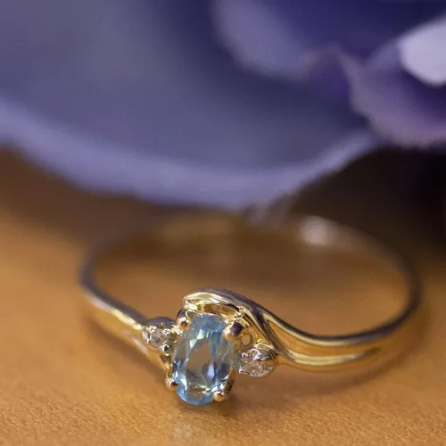 Vista 7 de Anillo ovalado de oro amarillo de 14 k con topacio azul y diamantes