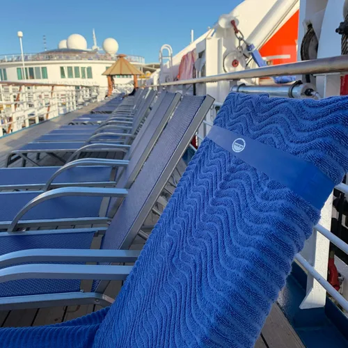 Vista 4 de Cruise On Bandas de toalla para sillas de crucero (paquete de 4), mejor alternativa a los clips de toalla para playa, piscina y barcos, esencial