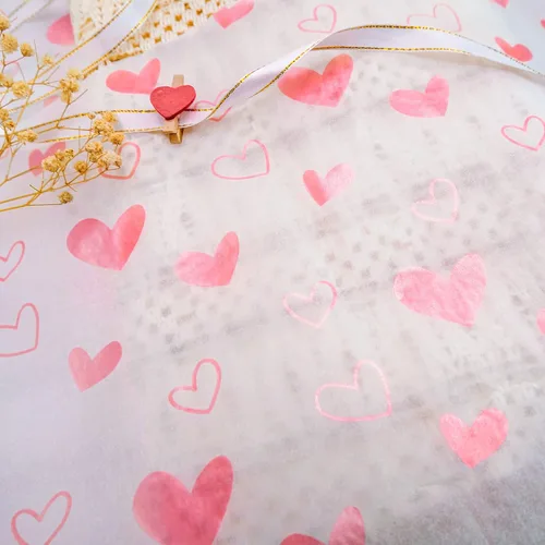 Vista 2 de MR FIVE 30 hojas de 20 x 28 pulgadas, color blanco con corazón rosa metálico a granel, papel de seda de corazones para bolsas de regalo, cumpleaños