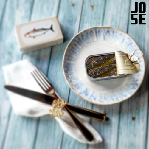Vista 5 de Caballa pequeña enlatada especiada en aceite de oliva por Jose Gourmet, Caballa portuguesa capturada en la naturaleza, pescado enlatado en aceite