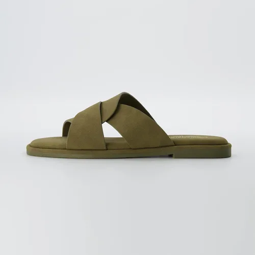 Vista 2 de CUSHIONAIRE Sandalia Tribune para mujer + espuma viscoelástica, anchos disponibles, Negro