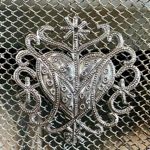 Vista 6 de Adorno de corazón hecho a mano de Freda Veve de 4 pulgadas, arte de metal haitiano, diseño de Veve haitiano, ornamento cultural único, arte popular