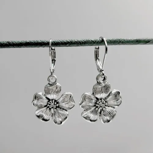 Vista 7 de Aretes colgantes de flores para mujer, aretes colgantes florales vintage de plata, estilo bohemio chic, hipoalergénicos, aretes colgantes de gota