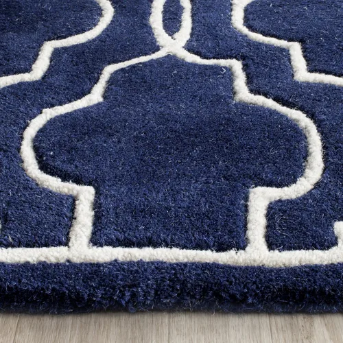 Vista 4 de SAFAVIEH Chatham Collection CHT723C - Alfombra decorativa de lana geométrica de alta calidad, hecha a mano, 2 x 3 pies, color azul oscuro/marfil