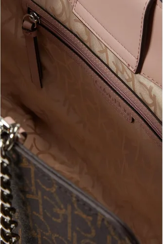 Vista 3 de Calvin Klein Bolso Finley Signature