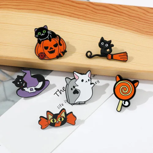 Vista 4 de Divertido juego de pines esmaltados de Halloween, juego de gato con calabaza y caramelo mágico, broche de broche lindo estético de solapa