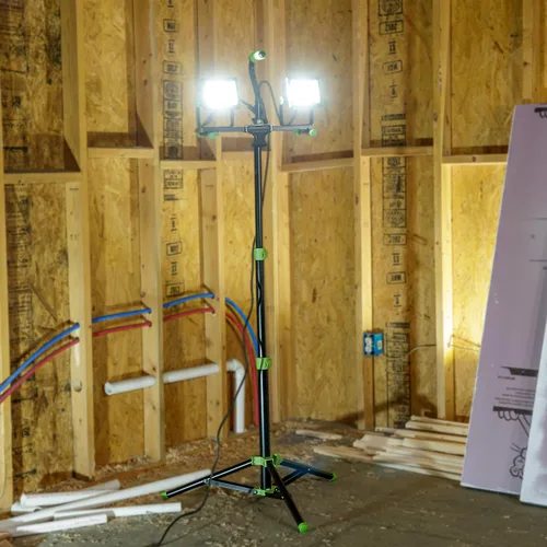 Vista 2 de PowerSmith Luz de trabajo LED de doble cabezal de 10,000 lúmenes con trípode de bloqueo abatible de metal ajustable de 60 pulgadas y cable