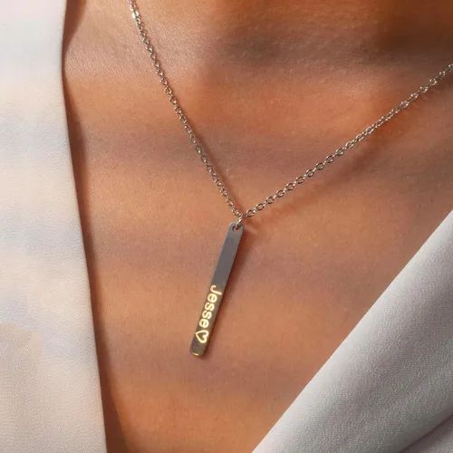 Vista 4 de Petite Boutique Collar de barra vertical con nombre, regalo personalizado, delicado chapado en oro de 16 quilates con delicados dijes iniciales