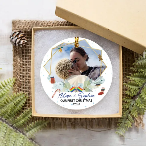 Vista 5 de Nombres de fotos personalizados, regalo de adorno de lesbianas gay, foto personalizada para parejas LGBT Gay Lesbianas Orgullo Arco Iris Ornamento