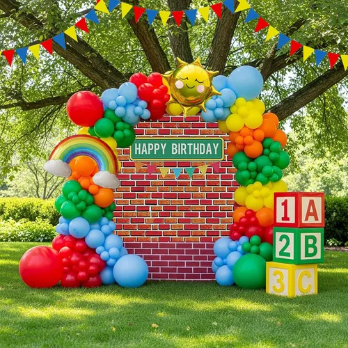 Vista 13 de Decoraciones de fiesta de cumpleaños con temática de circo e incluyen guirnalda de globos rojos, azules y amarillos y globos de papel de aluminio