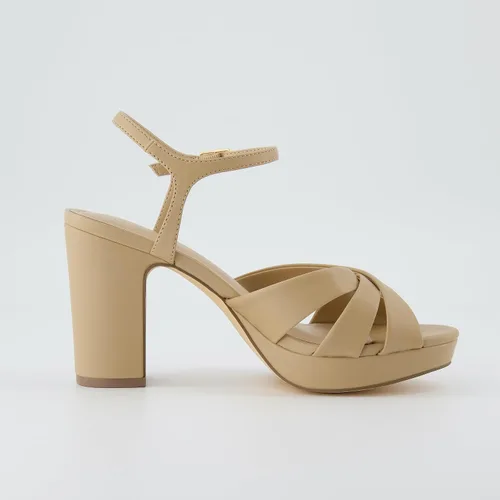 Vista 4 de CUSHIONAIRE Sandalia de vestir con plataforma Mood para mujer + espuma viscoelástica y anchos disponibles