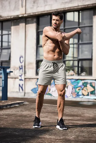 Vista 3 de COOFANDY Pantalones cortos deportivos para correr para hombre de 5 pulgadas, paquete de 2 pantalones cortos de entrenamiento para gimnasio