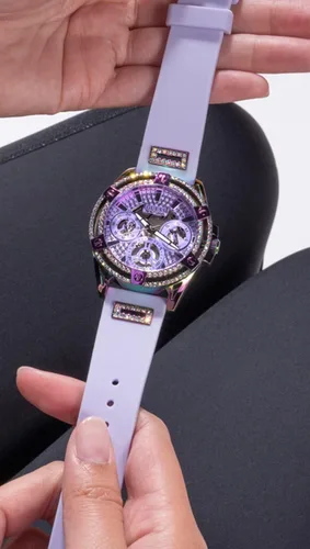 Vista 5 de GUESS Reloj para mujer de 1.57 pulgadas, correa morada, esfera lavanda, caja iridiscente, Púrpura