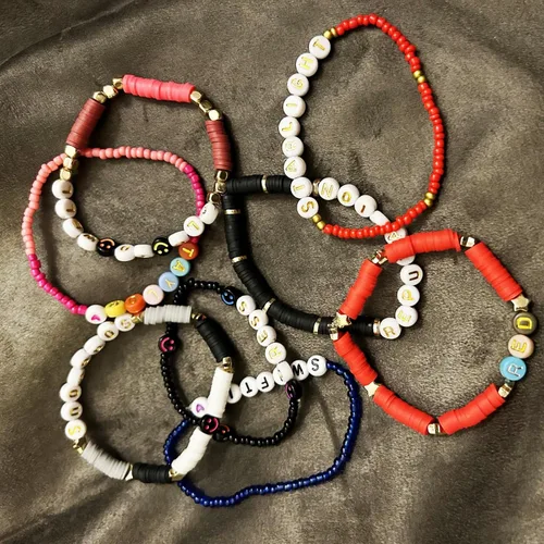 Vista 7 de Gpurplebud 4Pcs Taylor Bracelets Eras Tour Outfits Swiftie Lover 1989 Reputation Speak now Fearless Midnight Taylor Outfit Friendship Music Gifts
