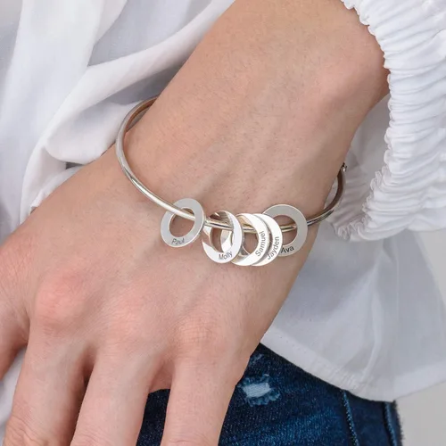 Vista 4 de MYKA - Pulsera personalizada con colgantes de disco circular, joyería con múltiples colgantes personalizables, regalo para mamá, madre, ella