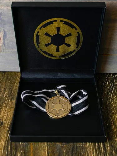 Vista 6 de Star Wars Medalla de la cresta imperial del Imperio Mandaloriano Collar de Star Wars