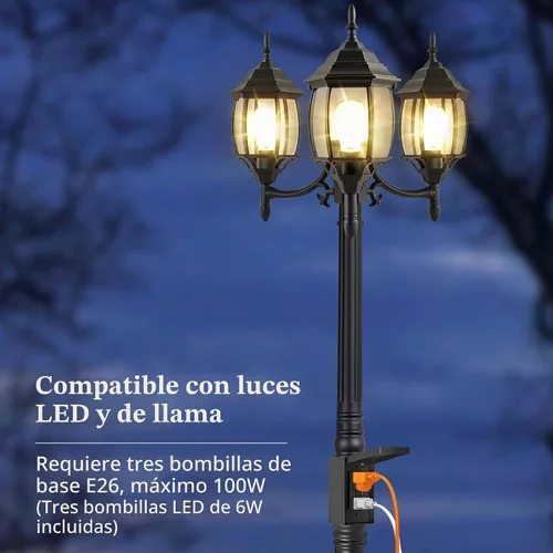 Vista 4 de Lámpara de poste para exteriores del atardecer al amanecer con salida GFCI, poste de luz negro clásico de 3 cabezales con paneles de vidrio