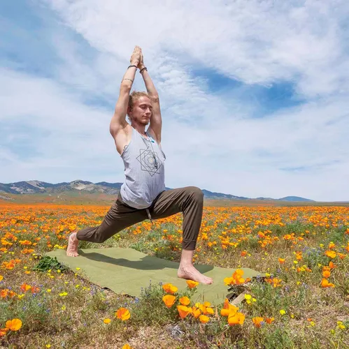 Vista 4 de Yogo Esterilla de Yoga de Viaje Plegable Ultraligera con Correas Incorporadas, Goma Vegetal Certificada FSC®, Agarre Adherente, Antideslizante, La
