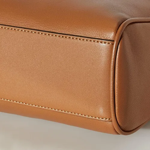 Vista 6 de Calvin Klein Soft Lock - Bolso bandolera grande convertible de piel de cordero