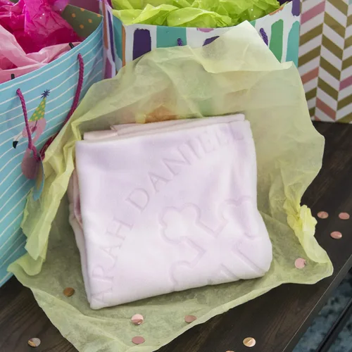 Vista 2 de Manta de regalo para bebés niños o niñas para bautismo. Diseño personalizado religioso cruz y biblia, Rosado