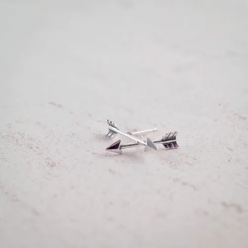 Vista 5 de Boma Joyas de plata esterlina Arrow Stud Pendientes, Metal