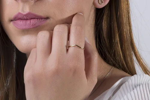 Vista 5 de Anillo de cheurón para mujer en oro macizo de 9K, 14K y 18K, anillo apilable en cualquier tamaño, banda de nudillos apilable ultrafina, regalo