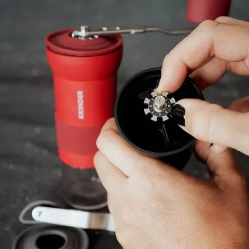 Vista 3 de Cafflano Krinder: Cafetera manual portátil, molino de mano, molinillo de café italiano con rebabas de metal, alta consistencia, fácil ajuste