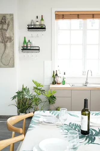 Vista 2 de Mkono Estante de vino montado en la pared, juego de 2 estantes de madera rústicos para botellas de vino, estantes flotantes de vidrio con colgador