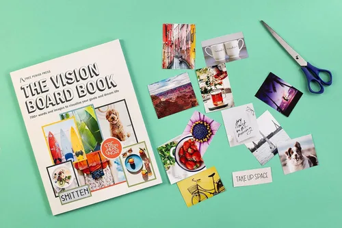 Vista 4 de Free Period Press Vision Board Book, más de 700 palabras e imágenes en todas las categorías, para visualizar tus objetivos y sueños de vida