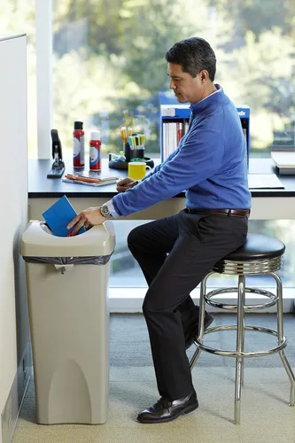 Vista 2 de Rubbermaid Commercial - bote de basura cuadrada intocable, Gris