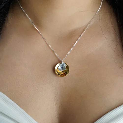 Vista 3 de Sentimentally Close - personalizado collar con recordatorio Dispone de 2 iniciales en un disco de plata de ley corazón encanto y un nombre