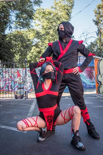 Vista 6 de Leg Avenue Mens 5 Pc Ninja Costume with Shirt Pants Belt Face Mask Hood