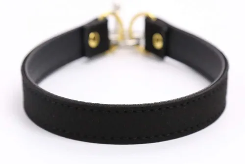 Vista 3 de Collar tipo gargantilla hecho de terciopelo y piel sintética con candado y llave estilo Lollita