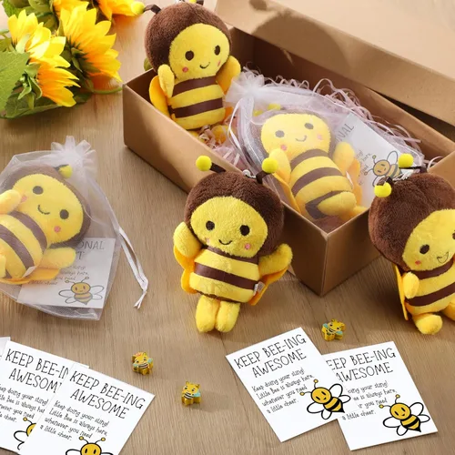 Vista 4 de RoundFunny 6 juegos de llaveros de abeja de peluche de 5 pulgadas con tarjetas inspiradoras y bolsas de organza para bodas, regalos de fiesta