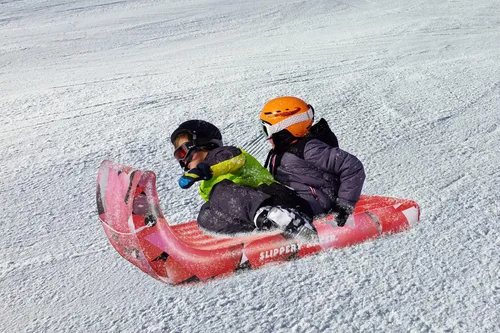 Vista 4 de Slippery Racer Trineo de nieve inflable gigante para adultos y niños, duradero, resistente, paquete de 2 unidades rojo y azul, 60 pulgadas