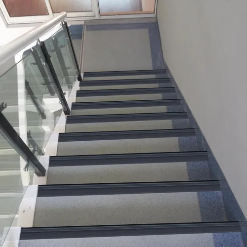 Vista 3 de Trimold Vinilo Antideslizante para Borde de Escalera, Paso de Escalera Autoadhesivo Antideslizante, Protector de Borde de Goma Flexible