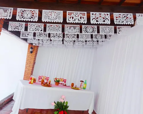 Vista 7 de Paquete de pancartas de papel picado blanco a granel de banderas mexicanas, más de 120 pies, hechas de elegante papel de seda blanco con un tema
