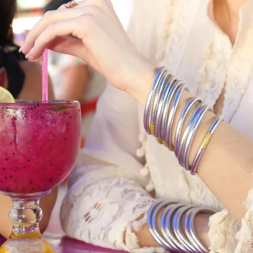 Vista 4 de BuDhaGirl Silver All Weather Bangles (AWB) - Serenity Prayer Plata - Juego de 6