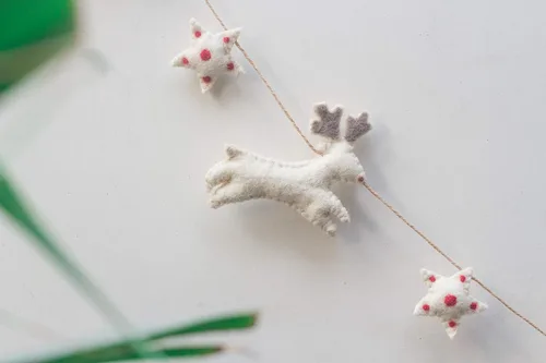 Vista 4 de DeKulture - Guirnalda de lana de fieltro de renos y estrellas ecológica, adorno ecológico para árbol de Navidad, oficina en casa, boda, fiesta
