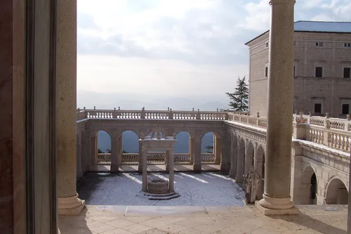 Vista 14 de Medalla de cruz esmaltada de San Benito con cápsula de suelo Monte Cassino