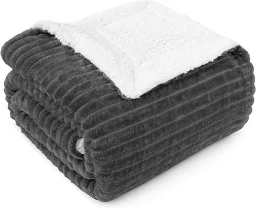 Vista 10 de PAVILIA Manta negra de forro polar Sherpa para sofá, manta suave y mullida, manta Sherpa de franela esponjosa para sofá, cálida manta de invierno