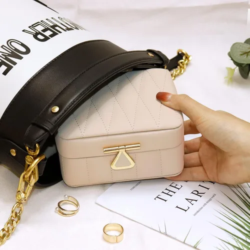 Vista 6 de KAMIER Joyero de viaje, organizador de joyas de viaje de cuero acolchado con diamante, caja organizadora de joyas de viaje pequeña para mujeres