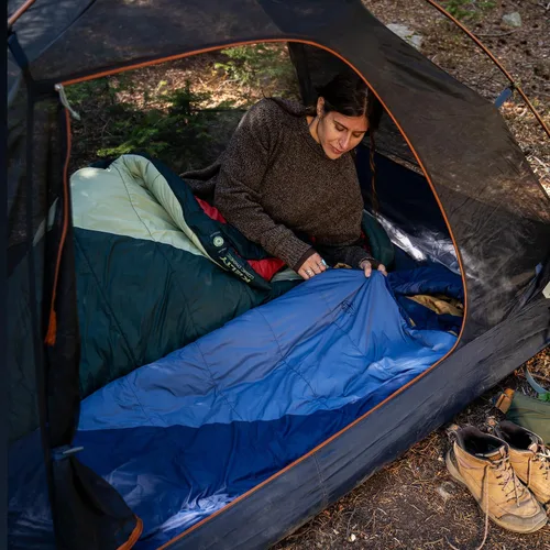 Vista 14 de Kelty Cosmic Relleno Sintético 20 Grados - Saco de Dormir para Mochileros – Correas de Compresión, Bolsa de Almacenamiento Incluida Azul oscuro