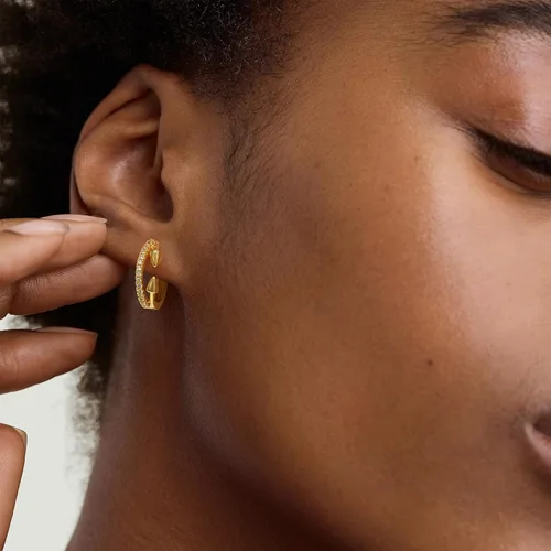 Vista 3 de Mevecco Aretes tipo huggie chapados en oro de 18 quilates, delicados aretes de aro de circonita cúbica blanca brillante con cuentas geométricas