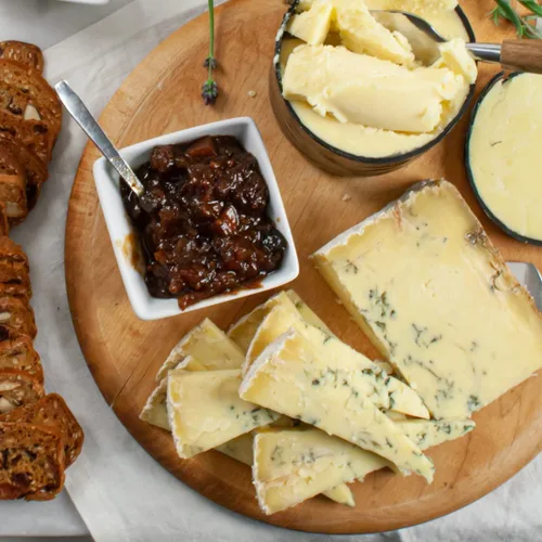 Vista 2 de igourmet English Blue Stilton Cheese DOP por Tuxford and Tebbutt - Pound Cut (15.5 onzas)