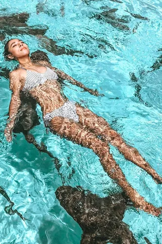 Vista 3 de CUPSHE - Conjunto de bikini de 2 piezas para mujer, con tirantes trenzados en la espalda y parte inferior reversible