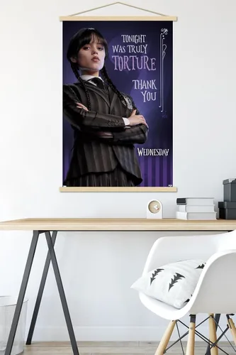 Vista 5 de Trends International Miércoles - Póster de pared de tortura, 22.37 x 34.00 pulgadas, paquete de impresión premium y colgador de madera de haya