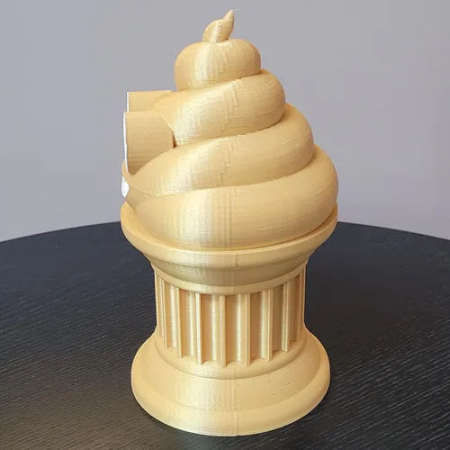 Vista 3 de Znet3D Trofeo Emoji Poop – 6 pulgadas de alto – Con un emoji de caca sólida en un pilar con ojos y boca pintados – Premio o regalo perfecto – Hecho