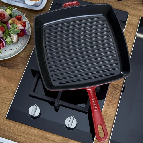 Vista 2 de Staub Sartén cuadrada de hierro fundido de 12 pulgadas, cereza, fabricada en Francia